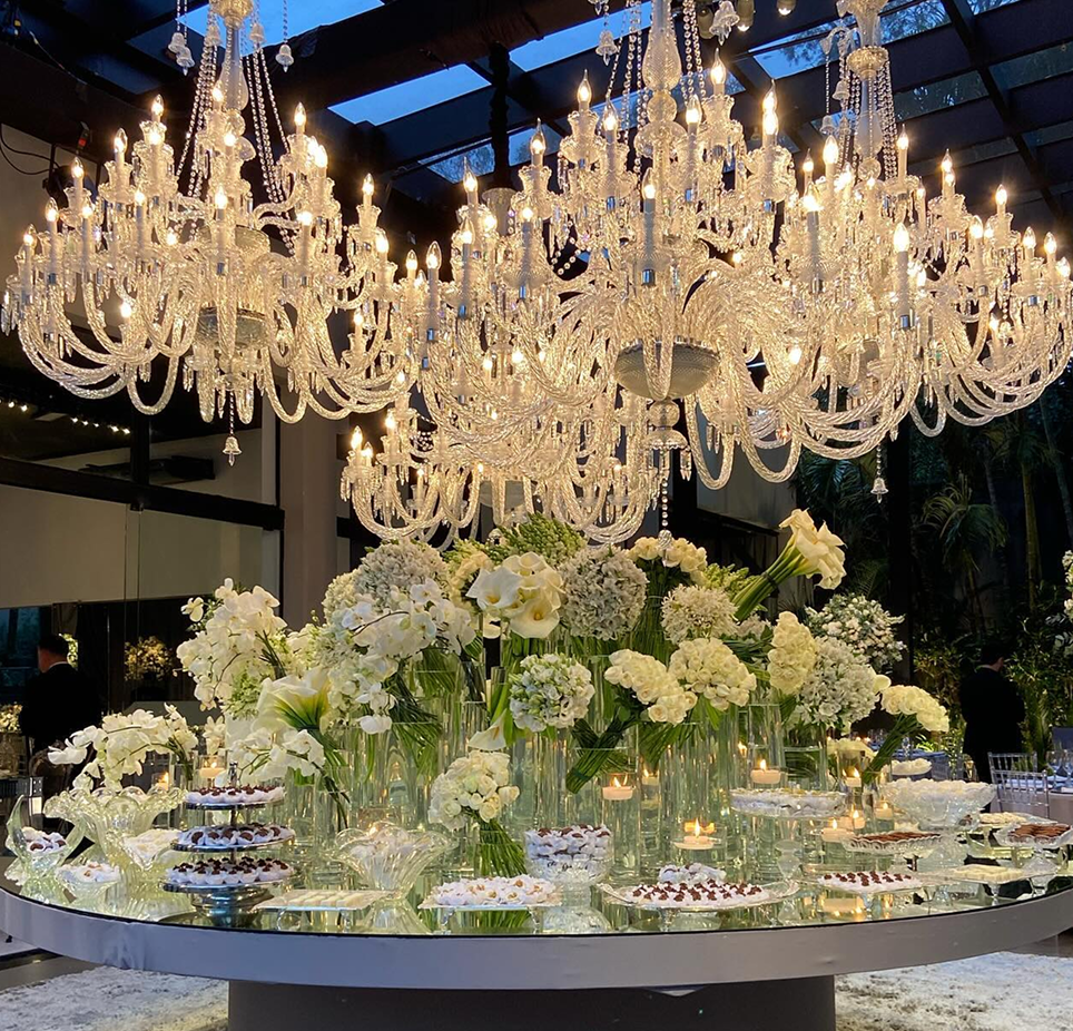 Mesa de doces luxuosa decorada para evento de alto padrão